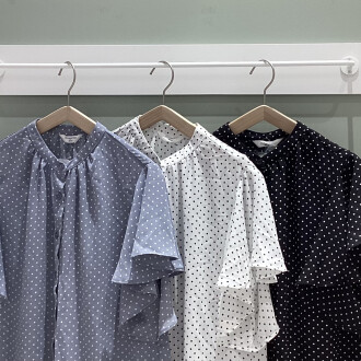 ドット柄ブラウス